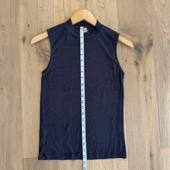 Black Ribbed Sleeveless Muscle Tee – Size Medium - Picture 5 of 5